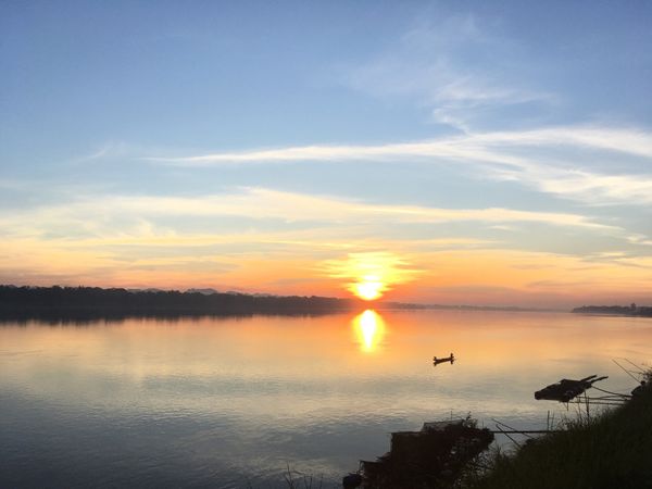 ラオス人民民主共和国・ターケーク　「タイ、ラオス」の写真：ナコーンパノム、初日の出