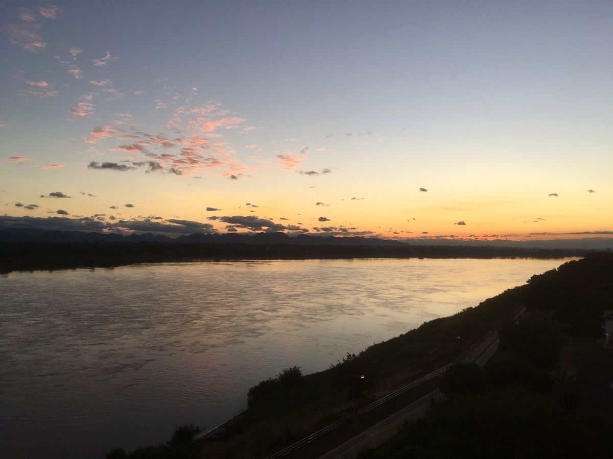 ナコーンパノム。
メコンを望みながら魚のラープをいただく。