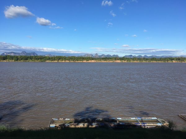 ラオス人民民主共和国・ターケーク　「タイ、ラオス」の写真：ナコーンパノム。
メコンを望みながら魚の...