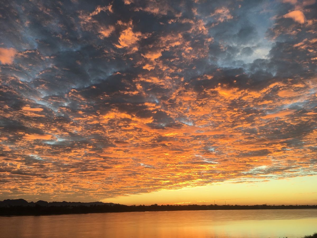 ナコーンパノム、タイ側からのメコンの朝焼け