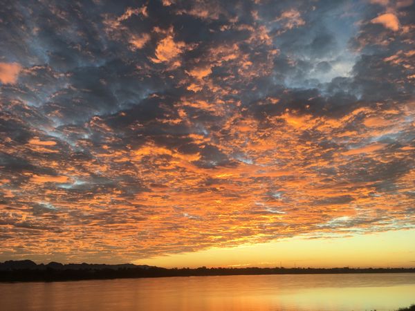 ラオス人民民主共和国・ターケーク　「タイ、ラオス」の写真：ナコーンパノム、タイ側からのメコンの朝焼け