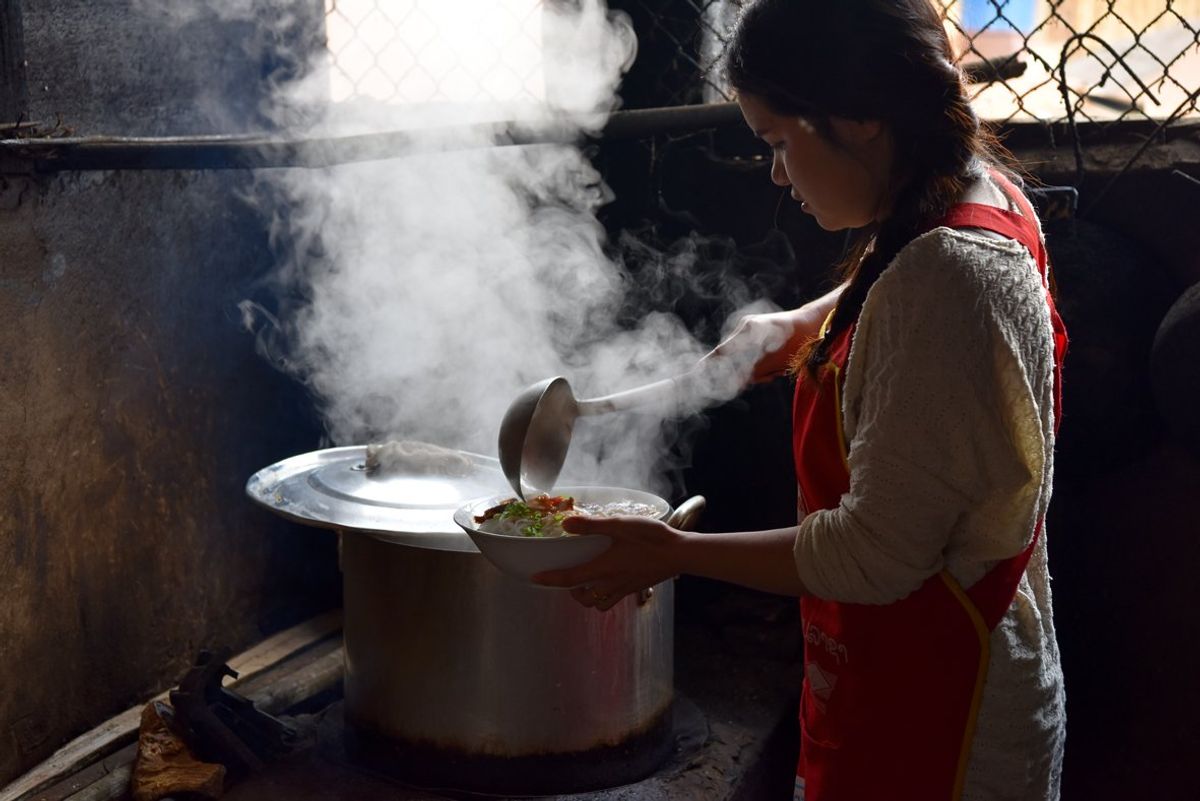ラオス北部の米麺カオソーイは、ここポンサリー では肉味噌が少なめでさっぱり...