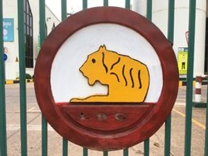 大好きなビアラオの本社・工場が見学できるらしいとの少ない情報があったのでバ...