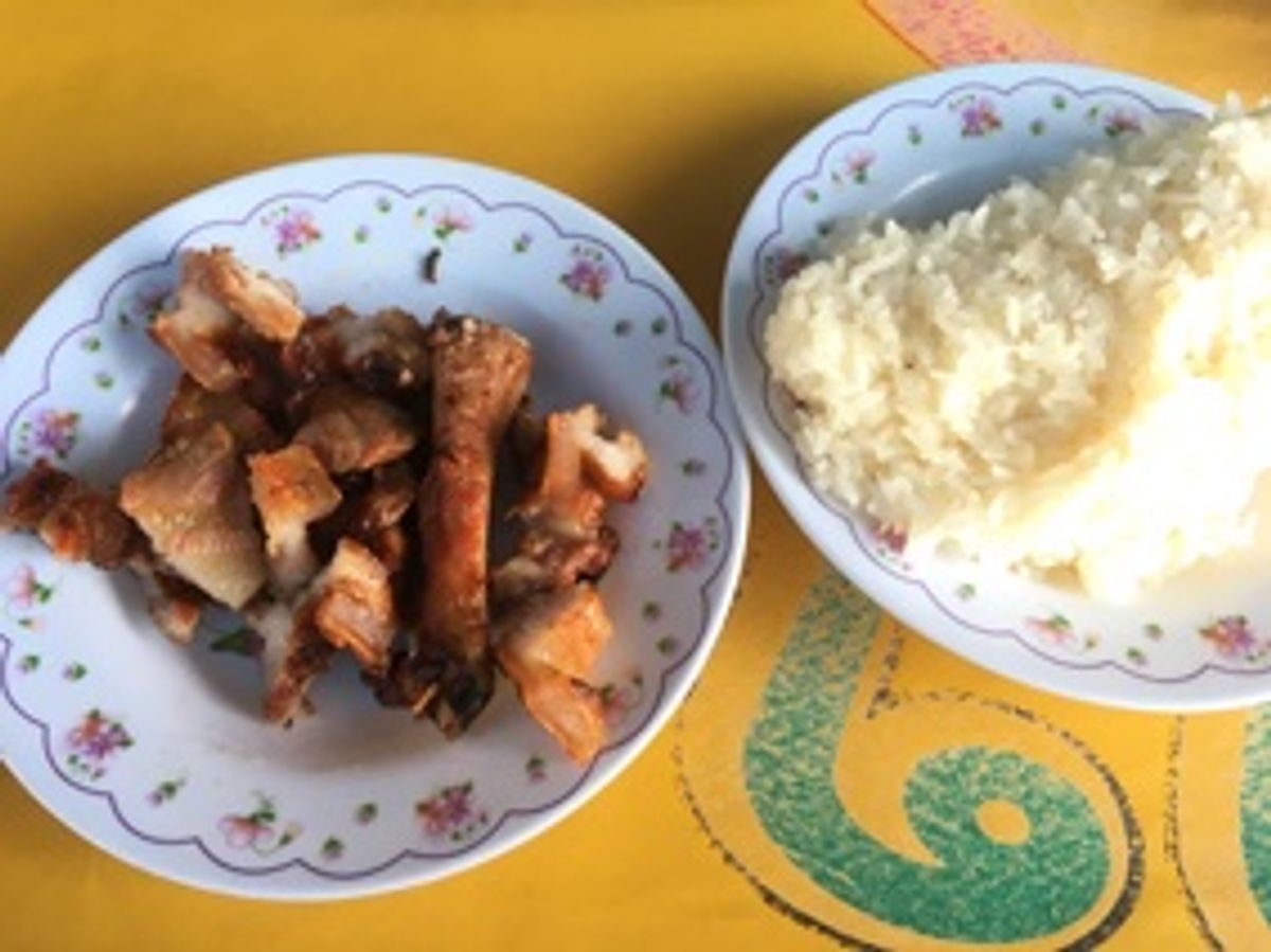 ポンサリーからウドムサイへの途中で食べたカオソーイ、ポンサリーはさっぱり目...