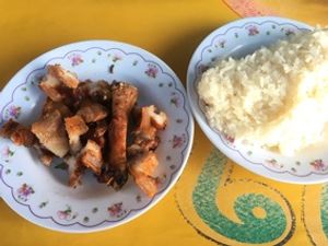 ポンサリーからウドムサイへの途中で食べたカオソーイ、ポンサリーはさっぱり目...