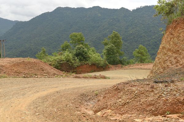 ラオス人民民主共和国・ルアンパバーン「ラオス」の写真：ポンサリー
朝食後の散歩、あてもなく山道...