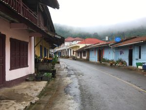 ポンサリー。
中国系の人が多い地域。
ビアラオケースに圧倒され？この後この...