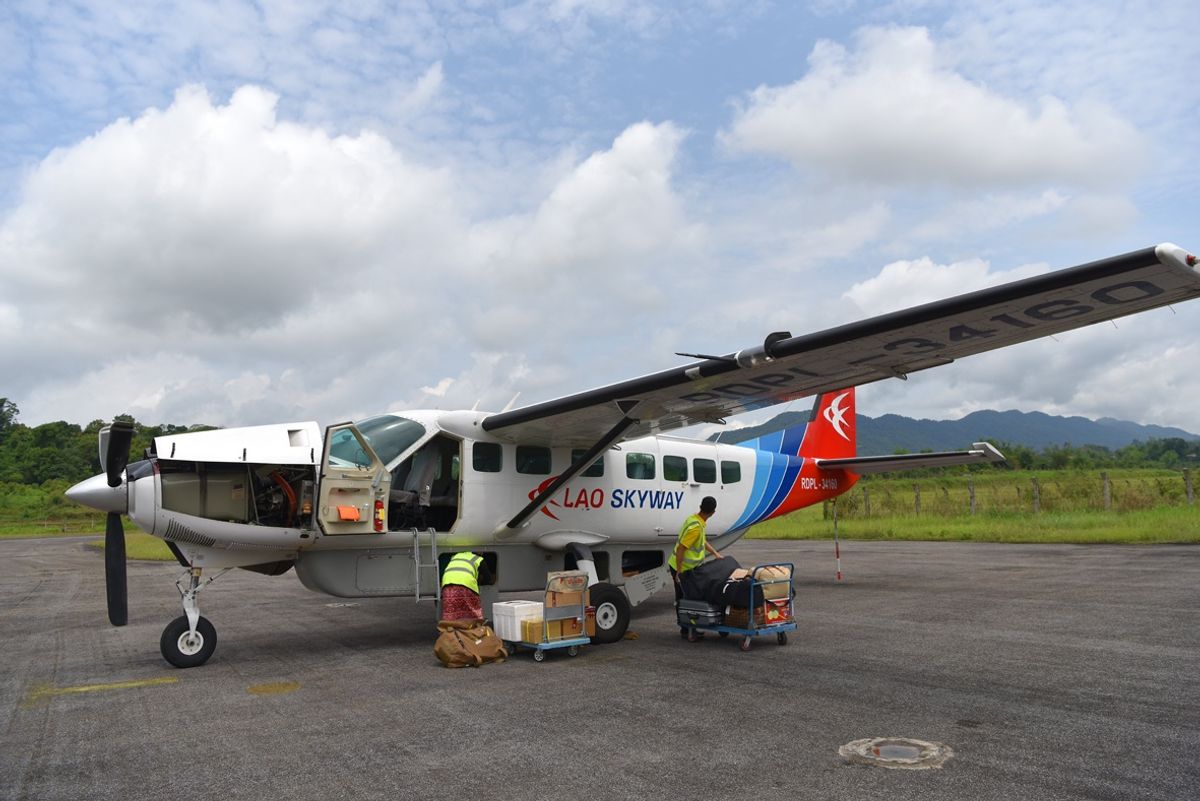 ラオスカイウェイでBoun Neua(bonneau)ブンヌア空港(Pho...