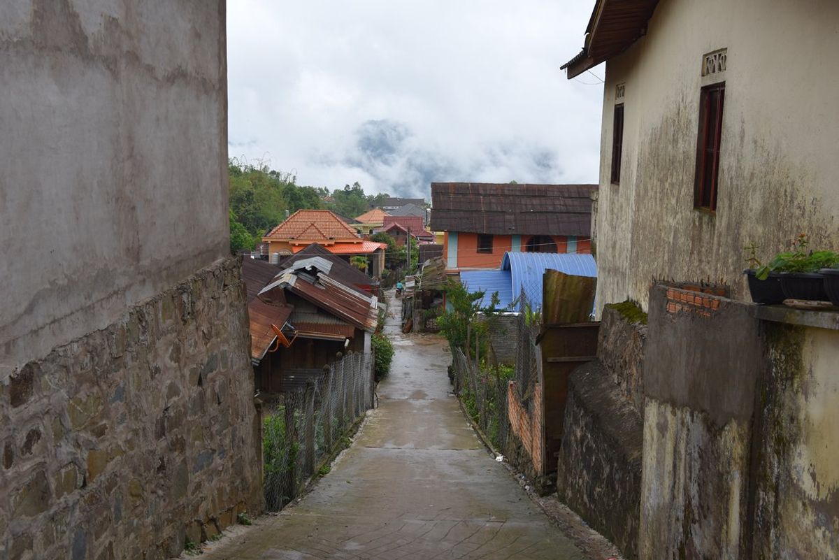 ポンサリー、とりあえず町を散歩。
大好きな、肉味噌の入ったカオソーイ。