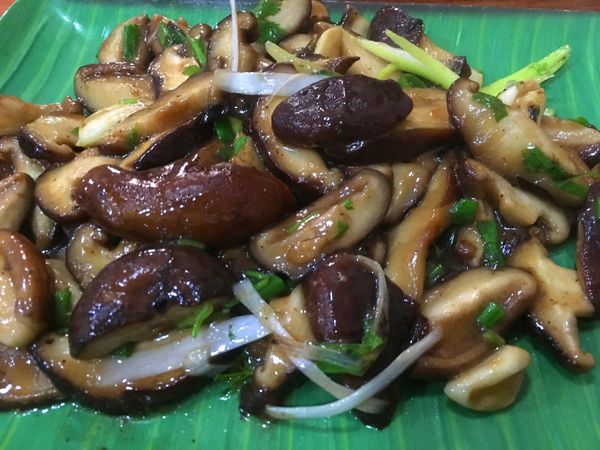 ラオス人民民主共和国・ルアンパバーン「ラオス」の写真：ポンサリー、美味しかったシイタケ炒め、ラ...