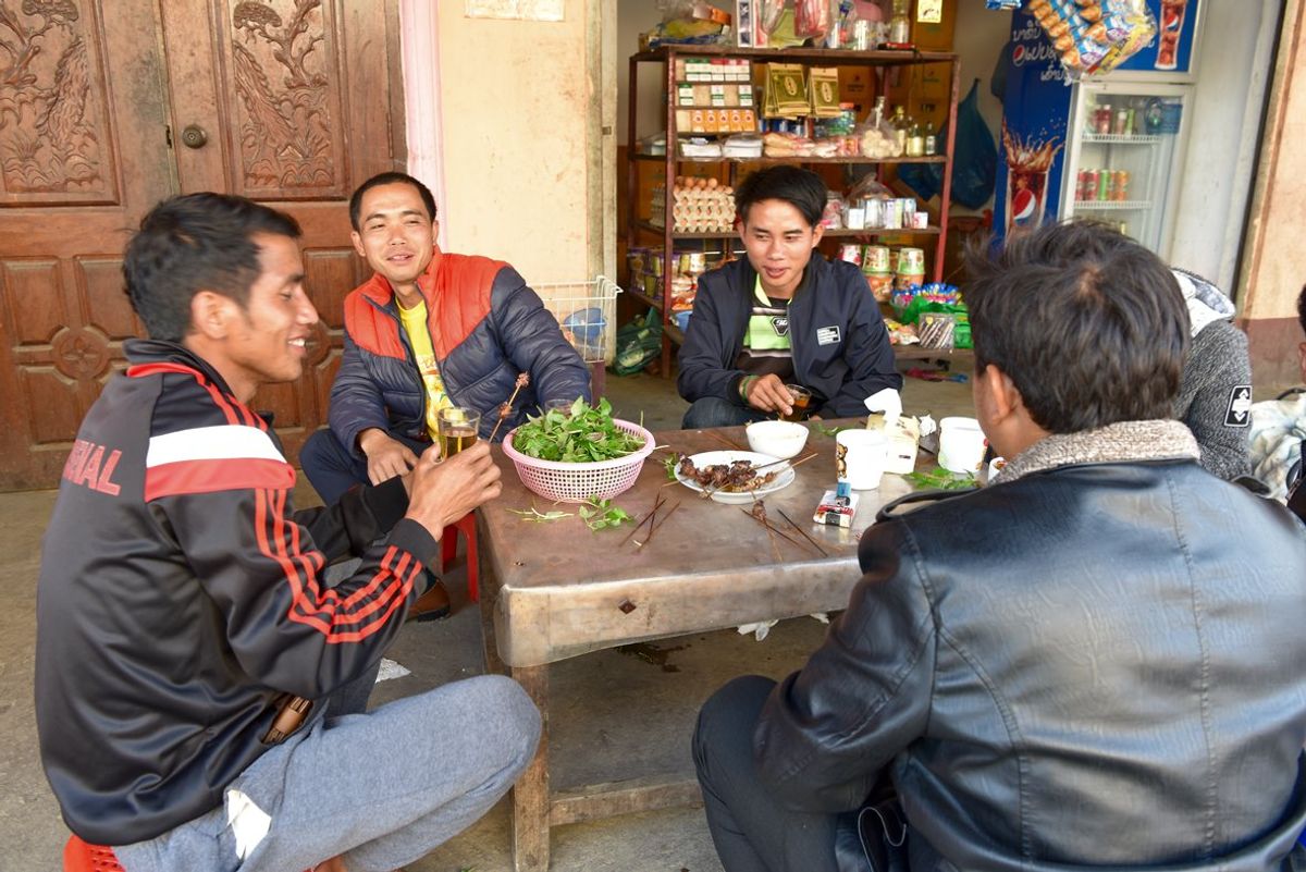 ポンサリー。
引き続き町を散歩。串焼き屋さんで飲んでいた方々にお誘いいただ...