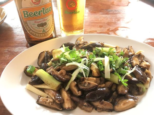 ラオス人民民主共和国・ルアンパバーン「ラオス」の写真：ポンサリー。
市場で買った椎茸をレストラ...