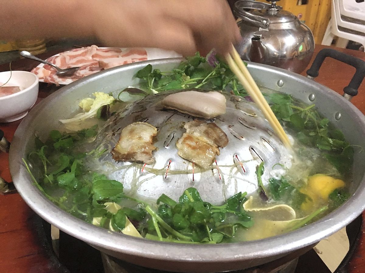 ポンサリー。
夜は大好きなラオスの"鍋と焼き肉が一度に楽しめる“シンダート...