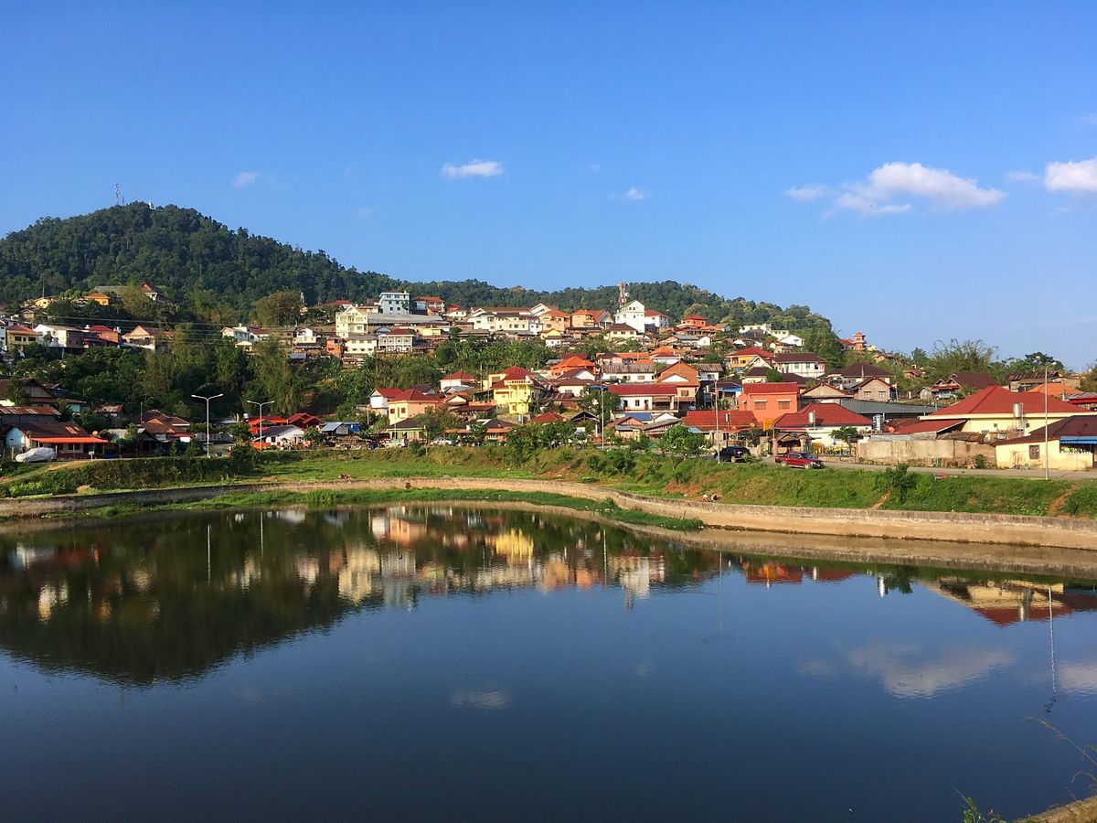 ポンサリー。
なかなかの街中にある湖。
山に登って街を眺めに行きましたが、...