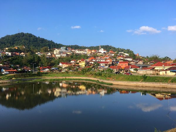 ラオス人民民主共和国・ルアンパバーン「ラオス」の写真：ポンサリー。
なかなかの街中にある湖。
...