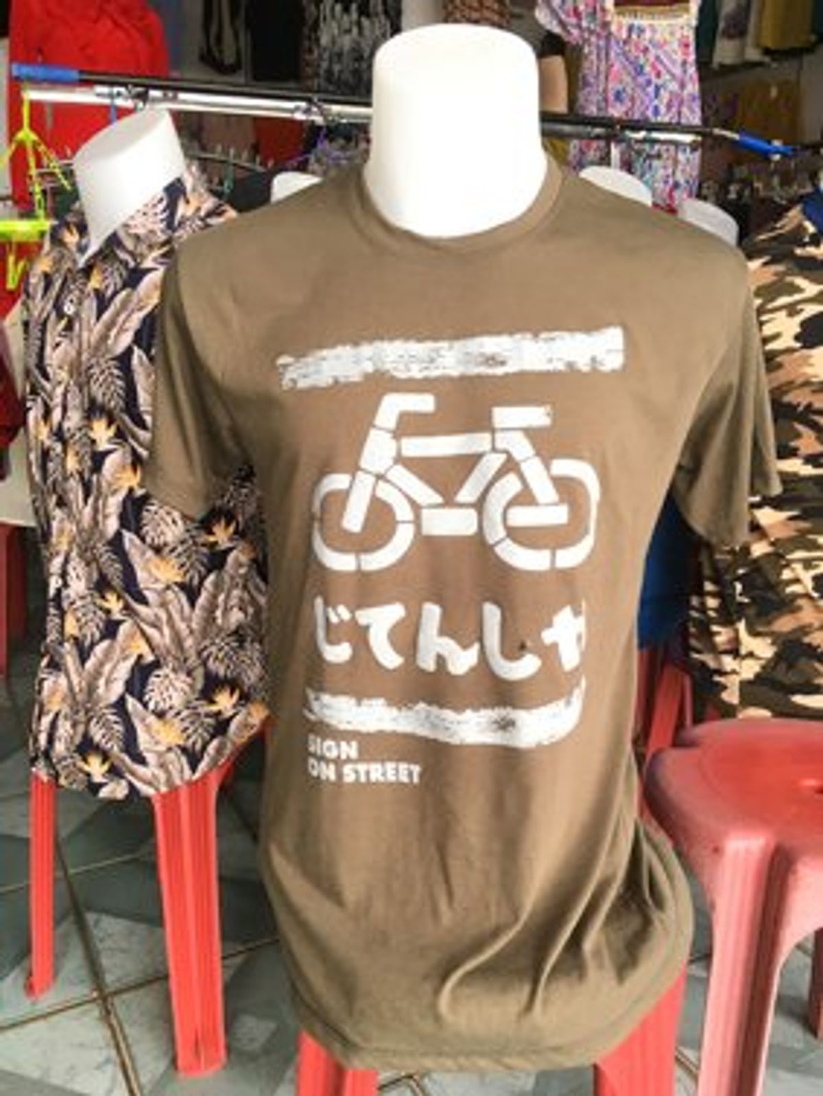 ポンサリー、とりあえず町を散歩。
大好きな、肉味噌の入ったカオソーイ。