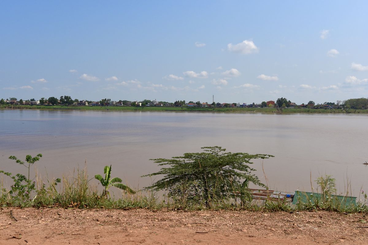 ビエンチャンを散歩。官庁街ではない方に行くとわりと好みの街だったと、3回目...