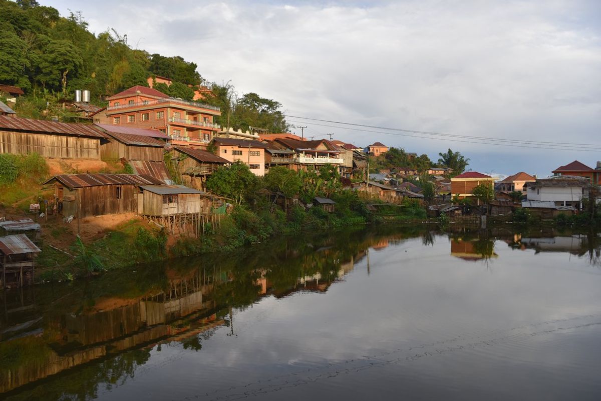 ポンサリー
中国系の方のお店にて食事。外の景色はなかなかだけれど、この街は...