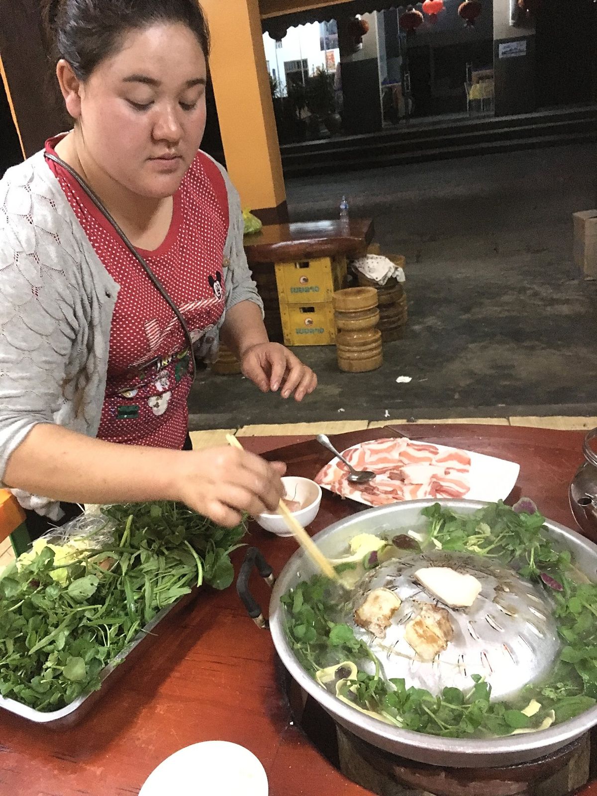 ポンサリー。
夜は大好きなラオスの"鍋と焼き肉が一度に楽しめる“シンダート...