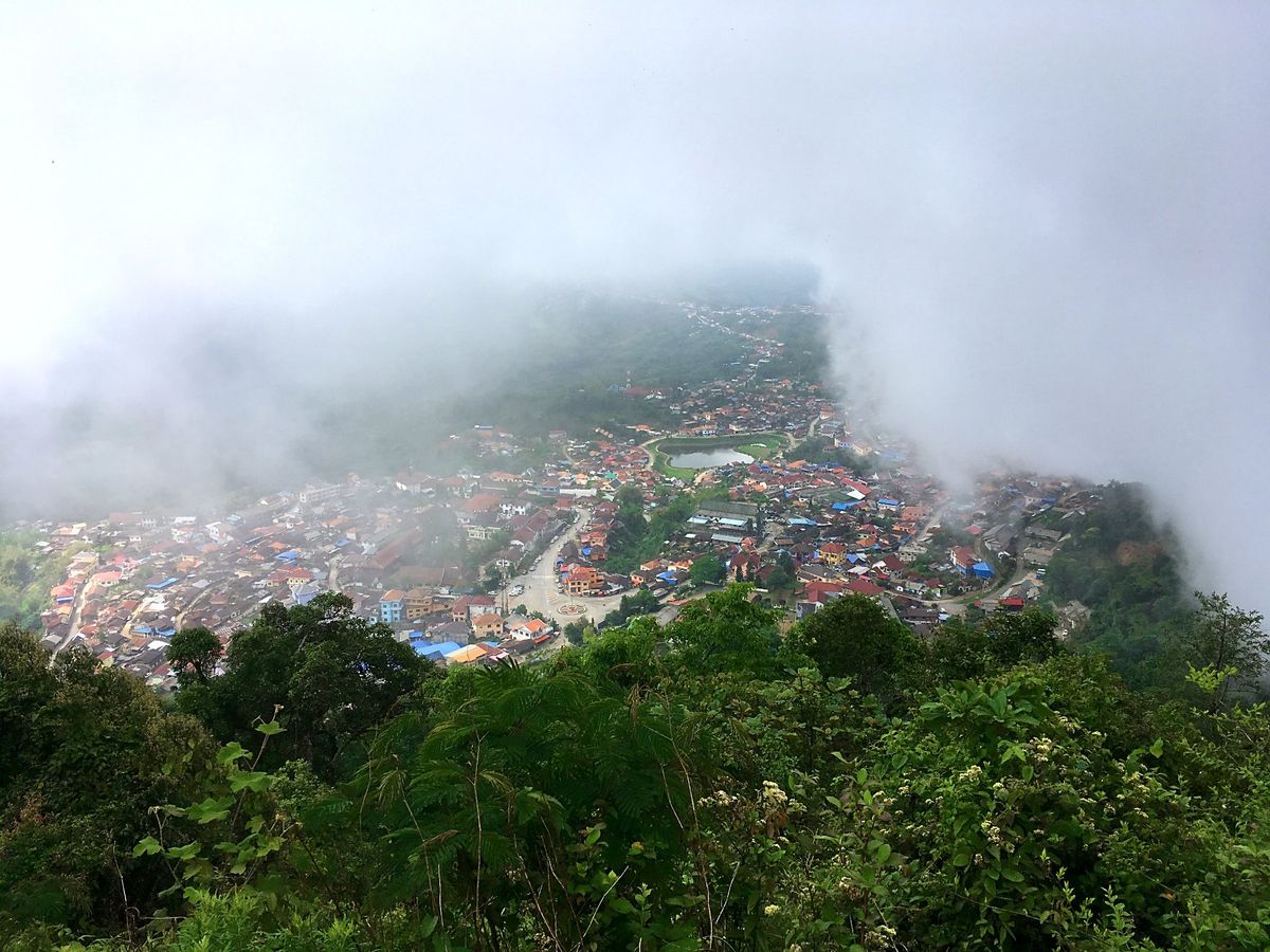 ポンサリー。
なかなかの街中にある湖。
山に登って街を眺めに行きましたが、...