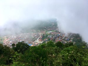 ポンサリー。
なかなかの街中にある湖。
山に登って街を眺めに行きましたが、...