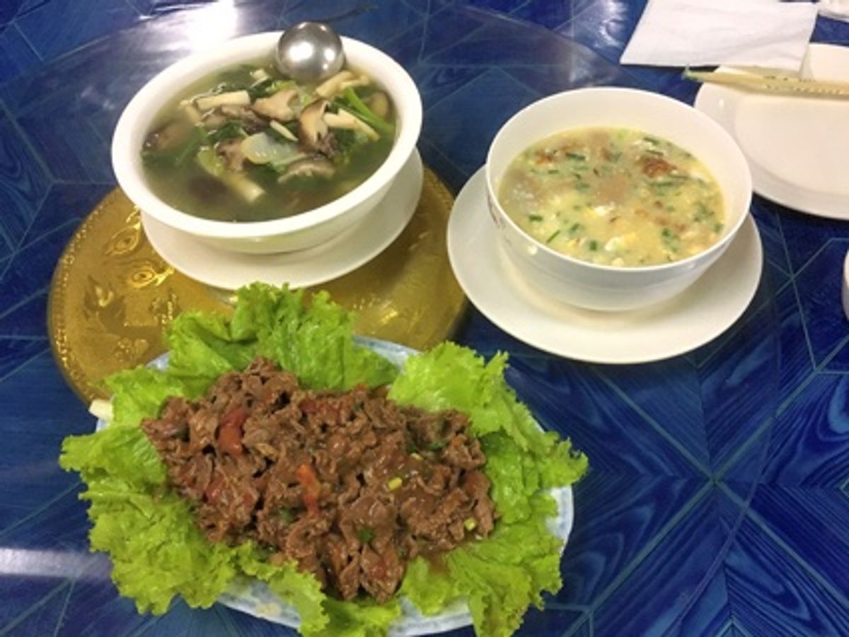 ポンサリーからウドムサイへの途中で食べたカオソーイ、ポンサリーはさっぱり目...