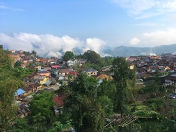 ラオス人民民主共和国・ルアンパバーン「ラオス」の写真：ポンサリー。
引き続き町を散歩。串焼き屋...