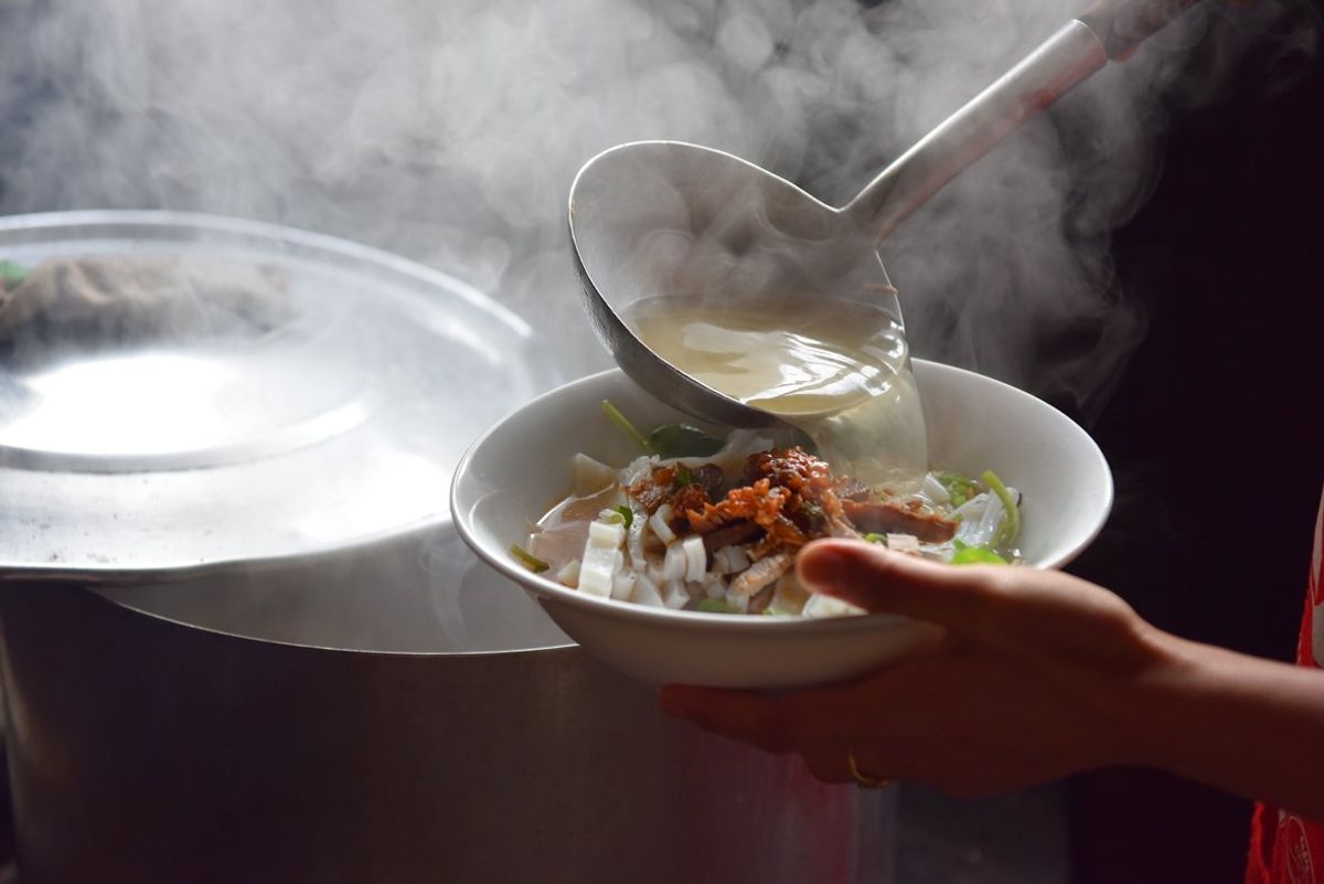 ラオス北部の米麺カオソーイは、ここポンサリー では肉味噌が少なめでさっぱり...