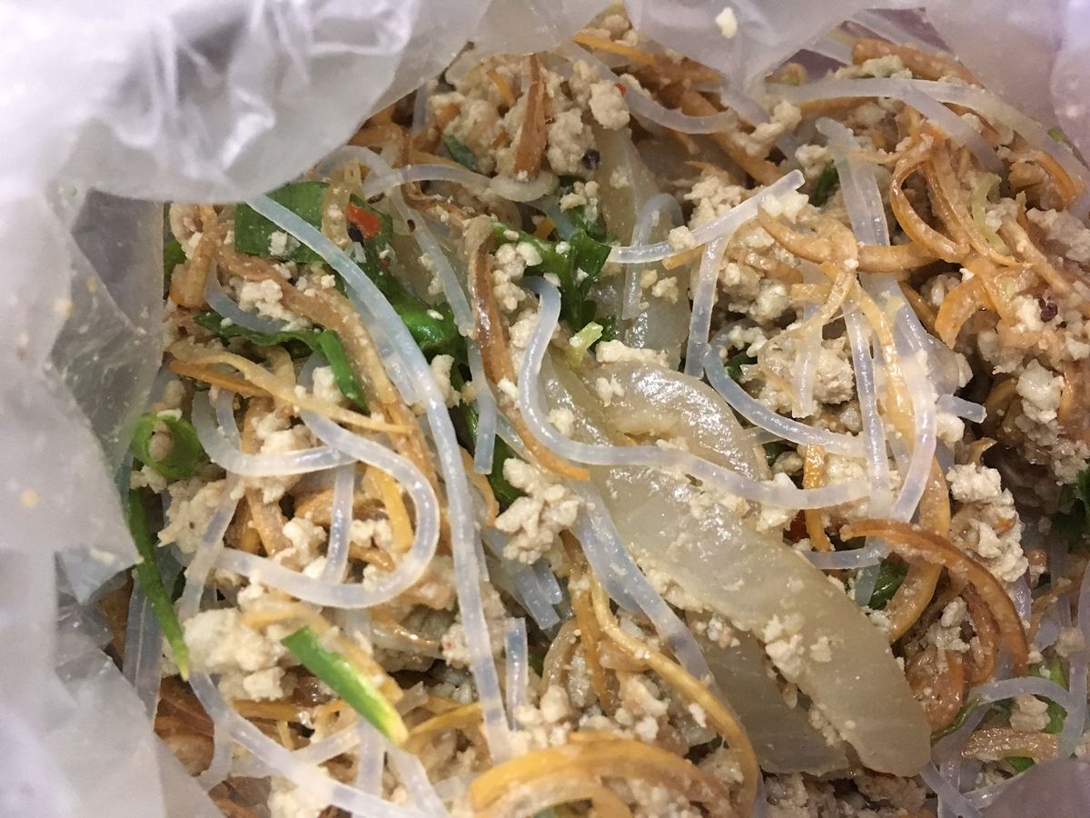 ポンサリー市場。
山の食材が多くて見ているだけでも楽しい。
レストランでも...