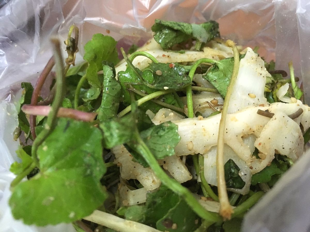 ポンサリー市場。
山の食材が多くて見ているだけでも楽しい。
レストランでも...