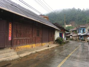 ポンサリー。
中国系の人が多い地域。
ビアラオケースに圧倒され？この後この...