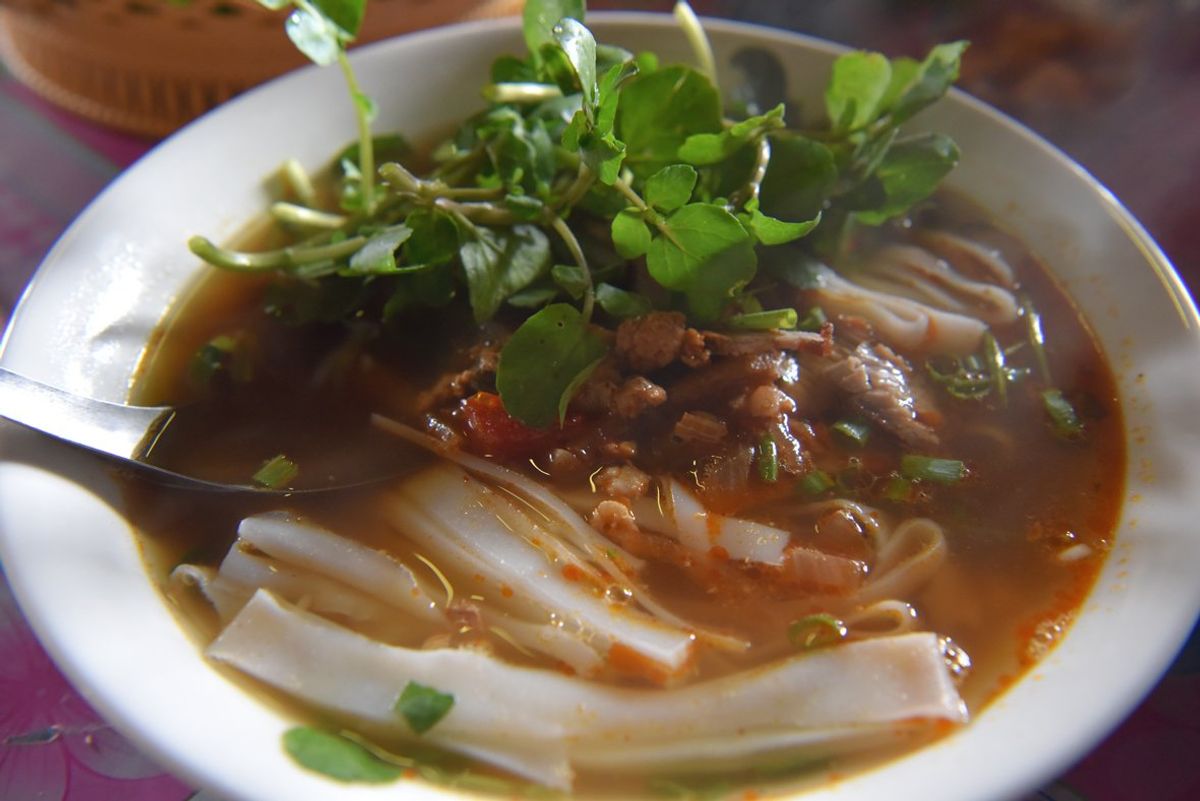 ラオス北部の米麺カオソーイは、ここポンサリー では肉味噌が少なめでさっぱり...