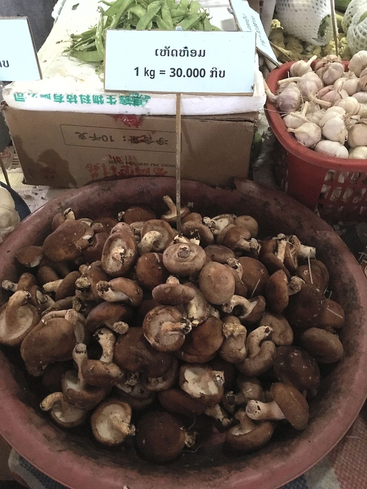 ポンサリー市場。
山の食材が多くて見ているだけでも楽しい。
レストランでも...