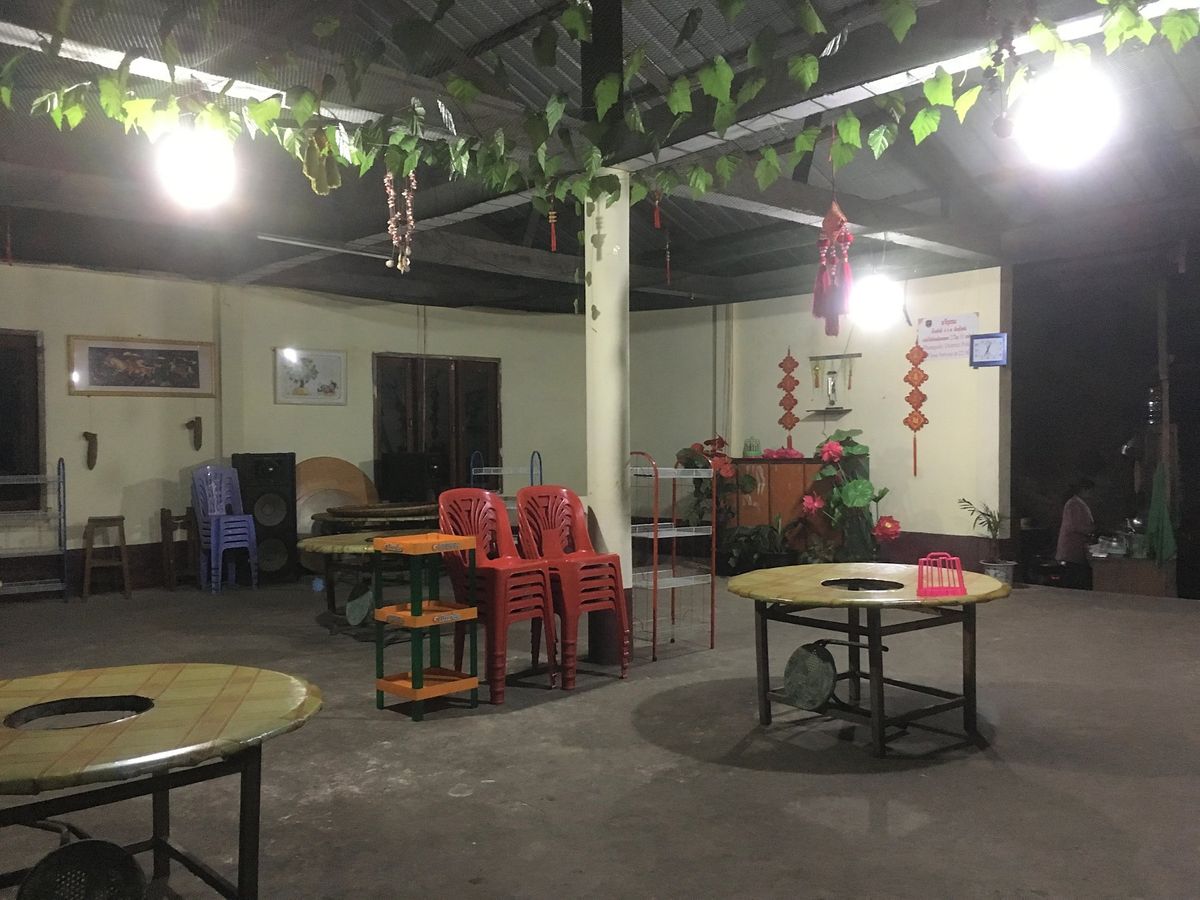 ポンサリー
中国系の方のお店にて食事。外の景色はなかなかだけれど、この街は...