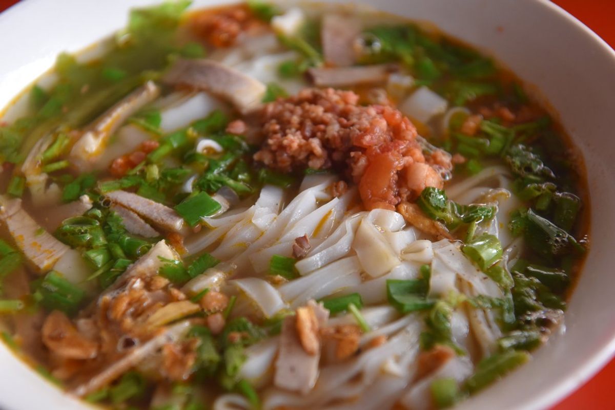 ポンサリー、とりあえず町を散歩。
大好きな、肉味噌の入ったカオソーイ。