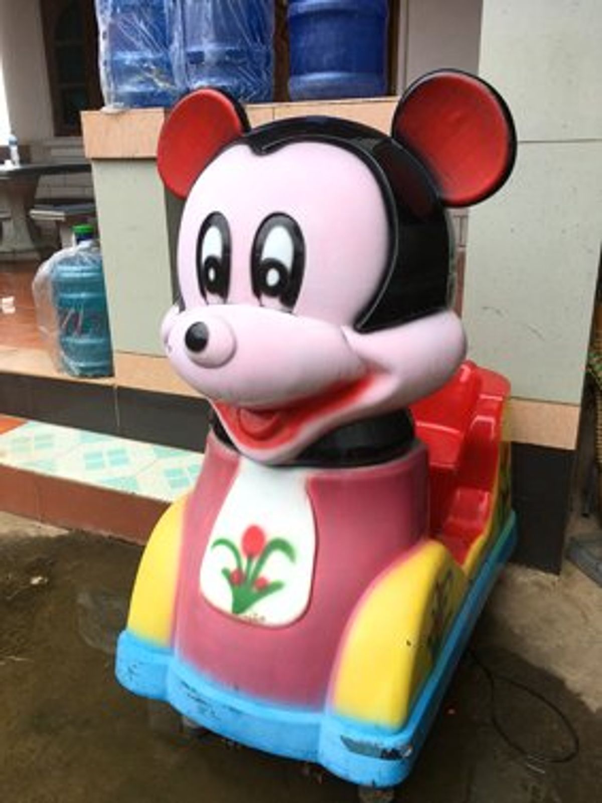 ポンサリー。
引き続き町を散歩。串焼き屋さんで飲んでいた方々にお誘いいただ...