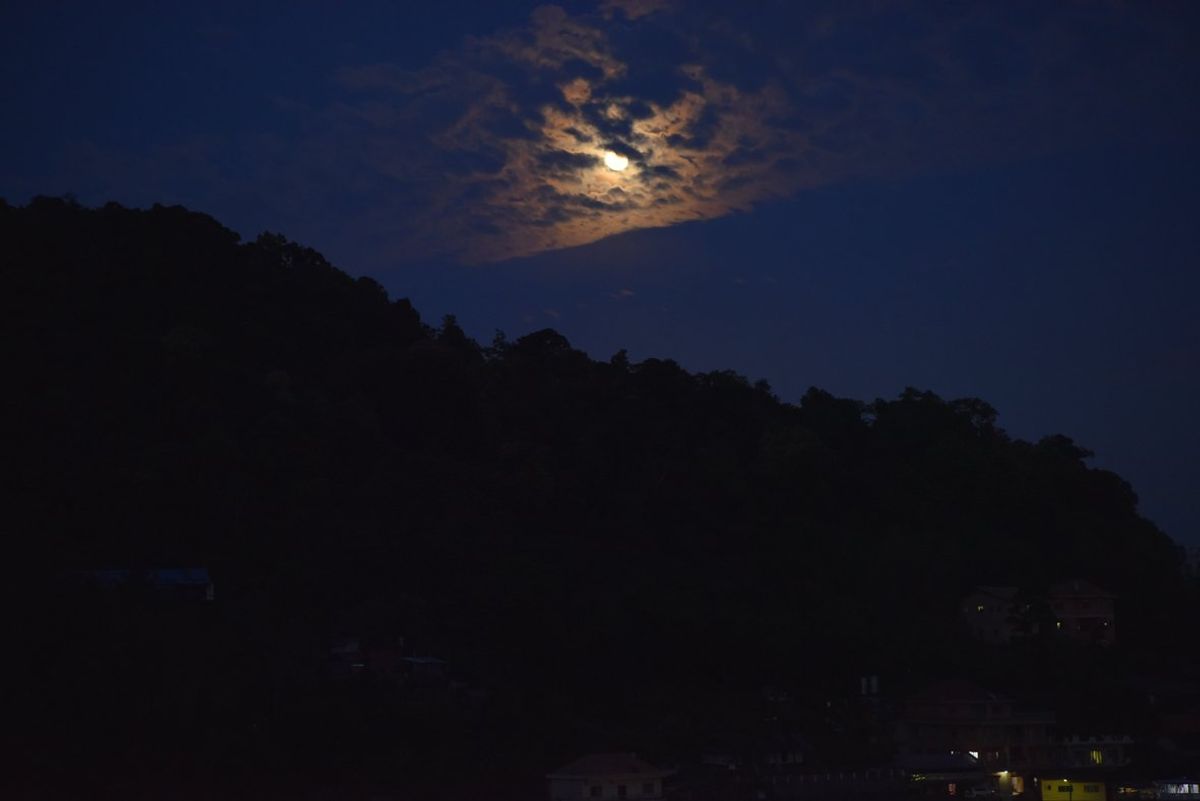 ポンサリー。
なかなかの街中にある湖。
山に登って街を眺めに行きましたが、...