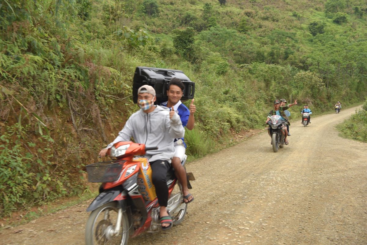 ポンサリー
朝食後の散歩、あてもなく山道を下る。途中お茶畑を発見、お土産に...