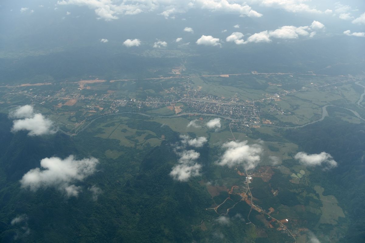 ラオスカイウェイでBoun Neua(bonneau)ブンヌア空港(Pho...