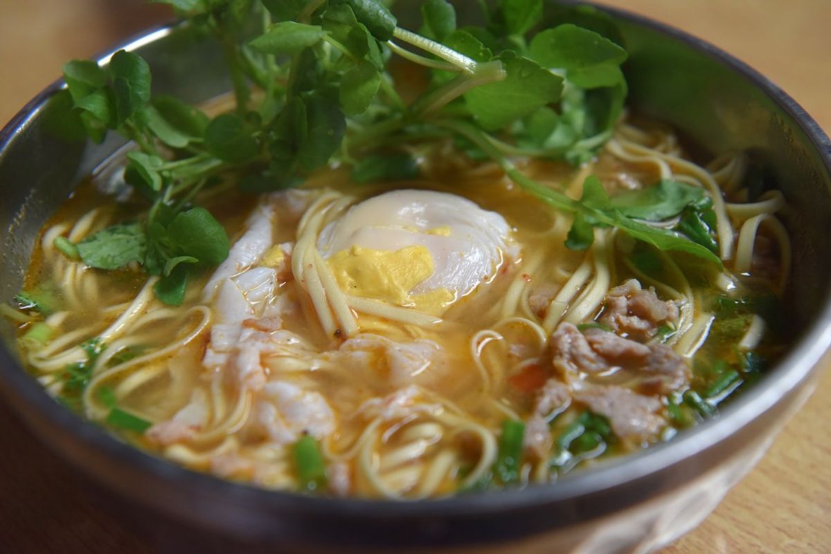ポンサリー
中華麺(乾麺)に味噌味風のスープの麺。野菜や調味料は自分で入れ...