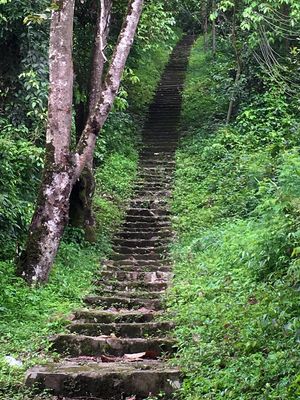 ポンサリー。
なかなかの街中にある湖。
山に登って街を眺めに行きましたが、...