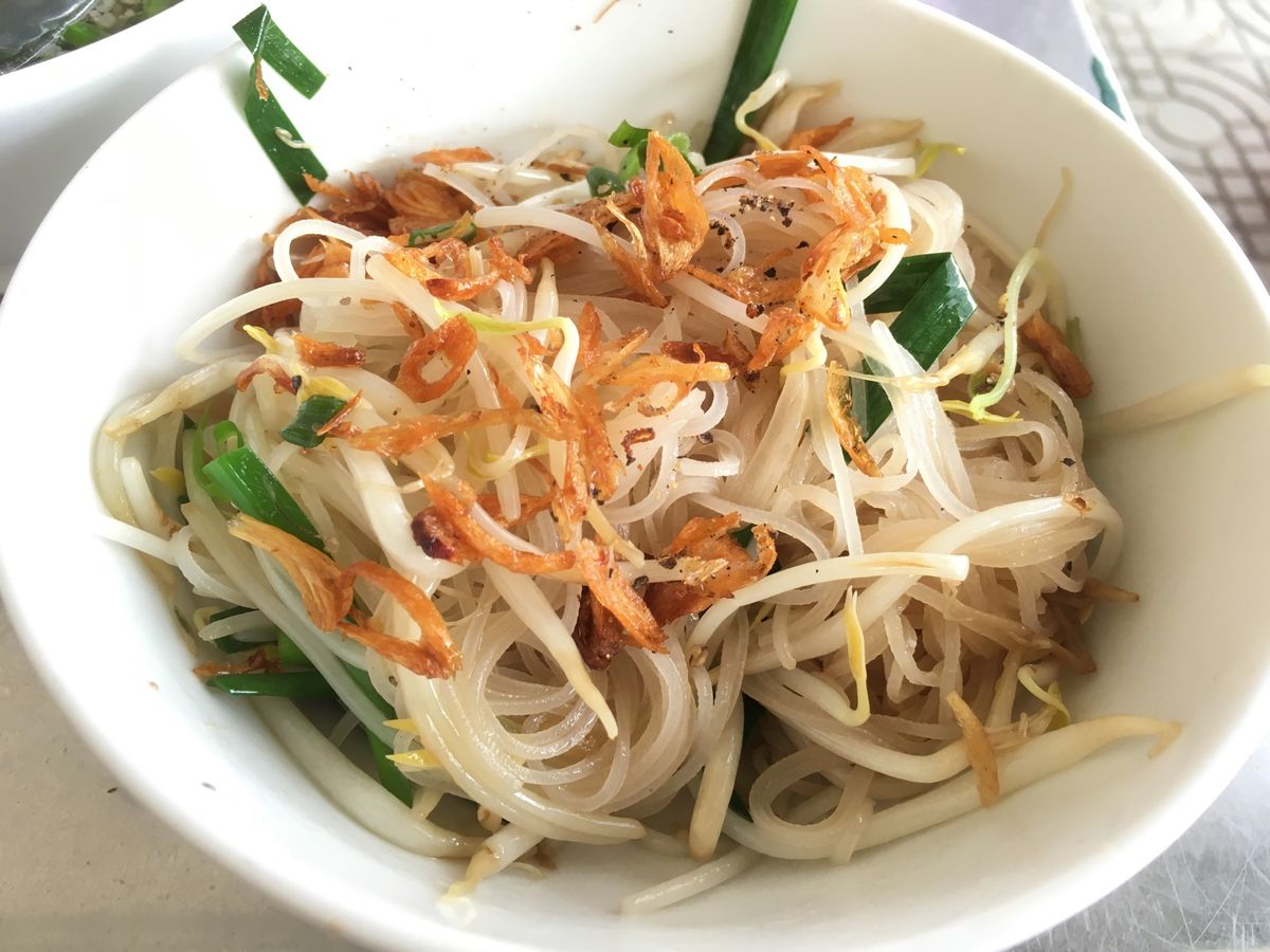 汁なし和え麺のフーティウ(hủ tiếu khô)スープ別碗で挽肉と骨付き...