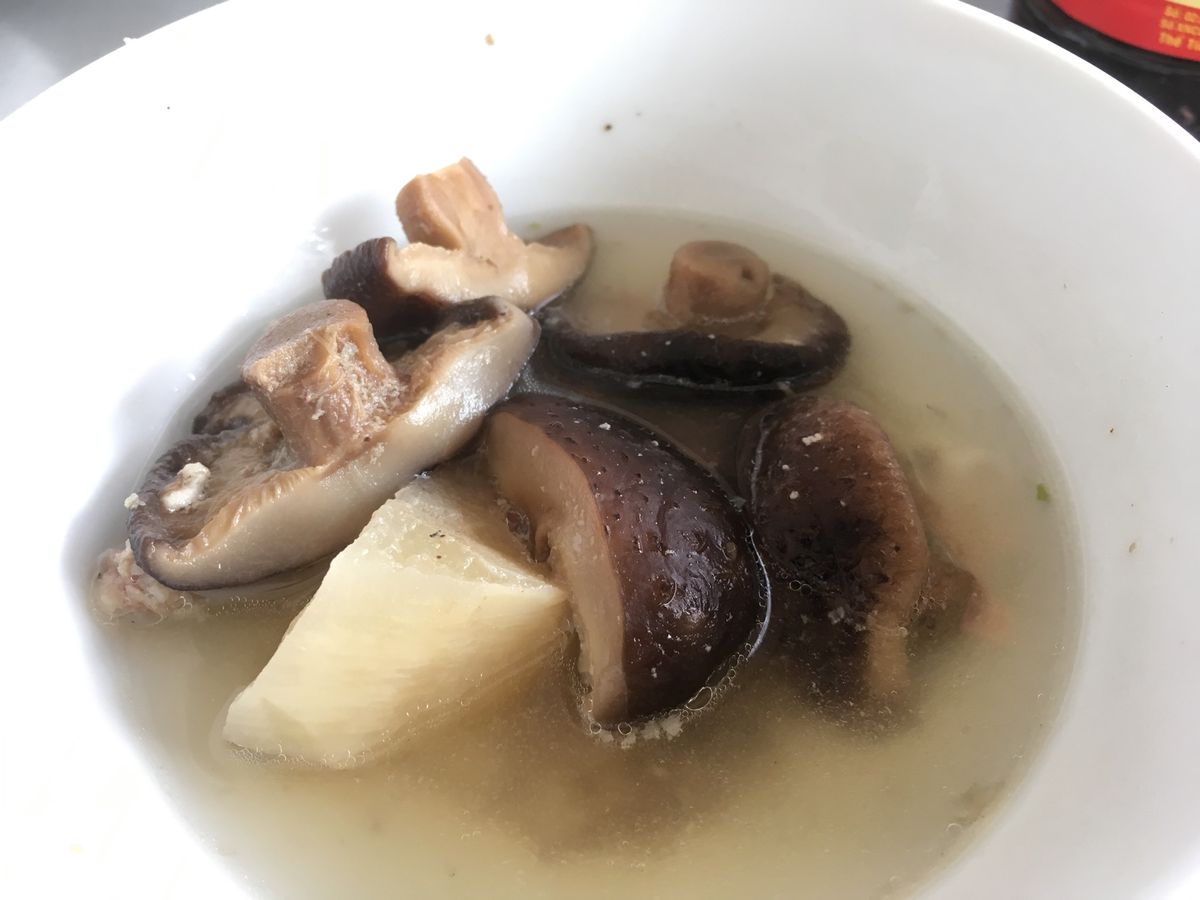 汁なし和え麺のフーティウ(hủ tiếu khô)スープ別碗で挽肉と骨付き...