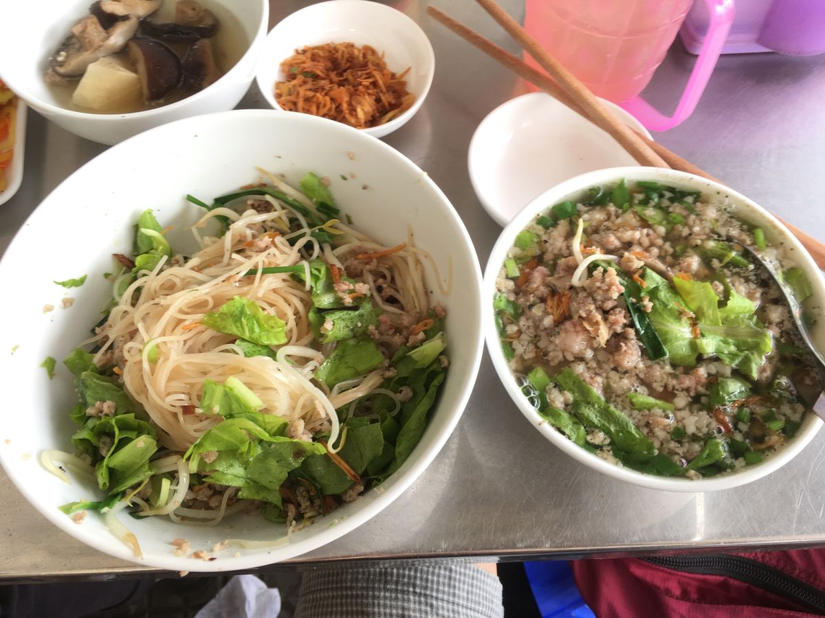 汁なし和え麺のフーティウ(hủ tiếu khô)スープ別碗で挽肉と骨付き...