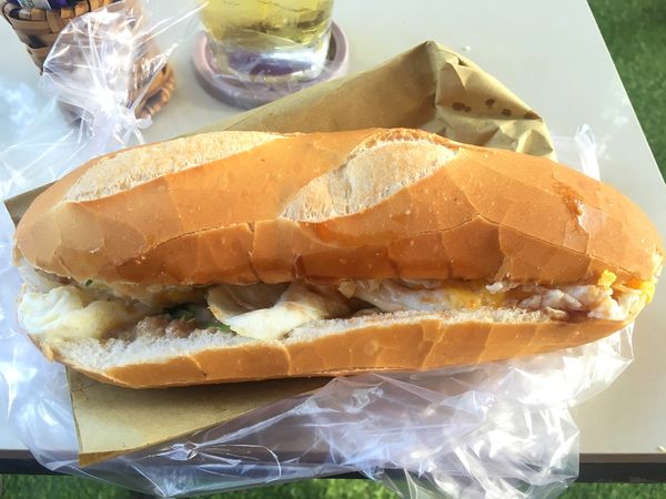 ベトナム「ベトナム」の写真：パン約50円、目玉焼きやパテの入った基本...