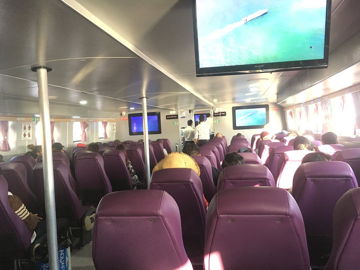 早起きして朝食。
ソクチャンのTrần Đề港からSuperDong号に乗...