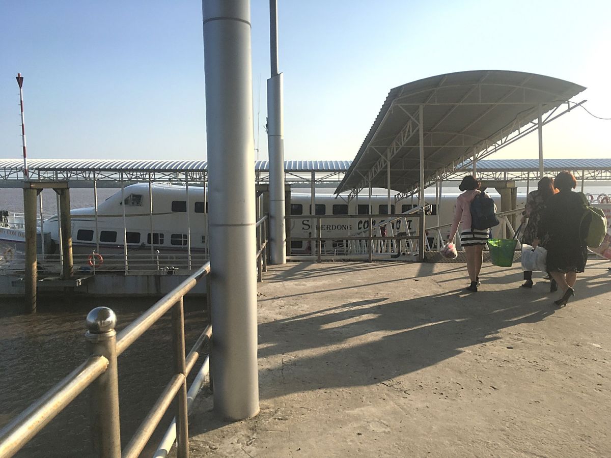 早起きして朝食。
ソクチャンのTrần Đề港からSuperDong号に乗...