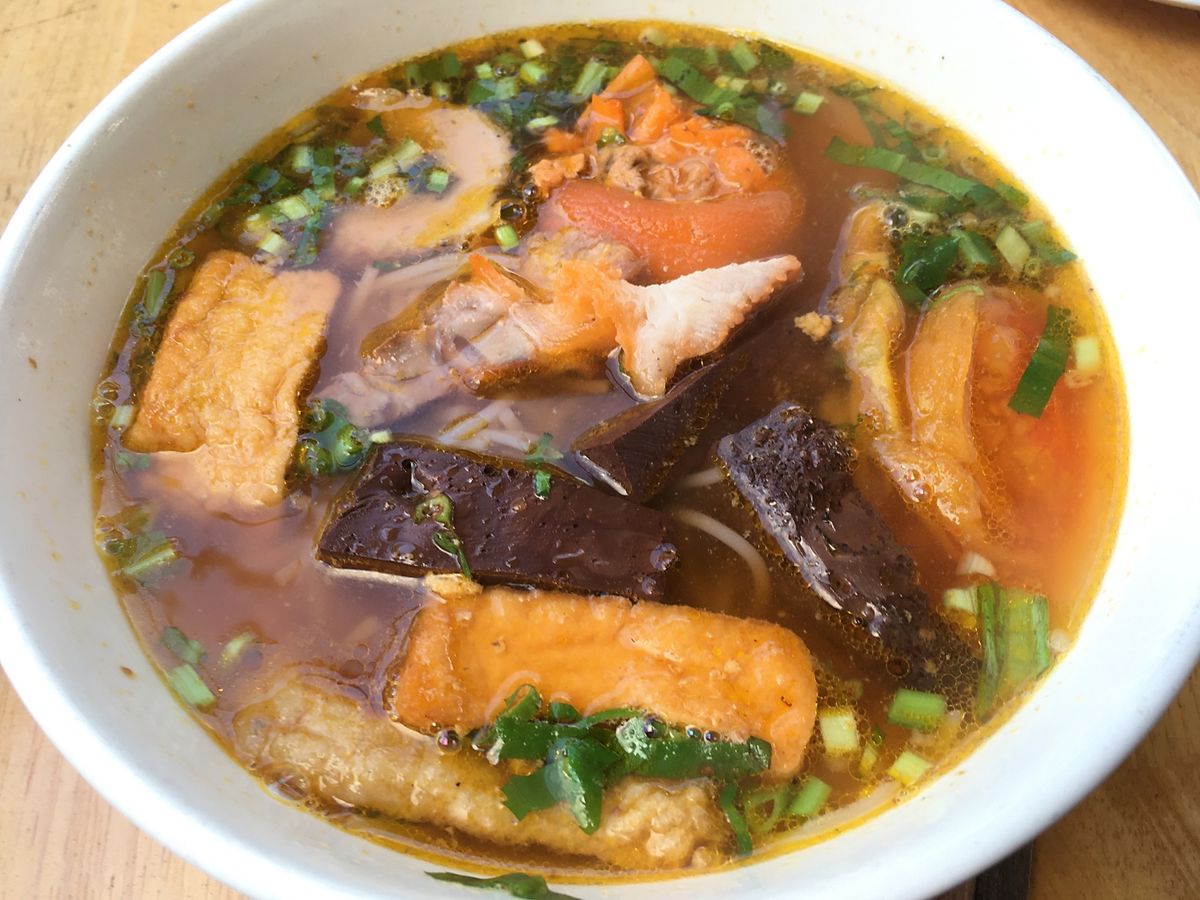 コンダオ。
朝日。
朝食は市場でカニとトマト味の米麺bún riêu。
シ...