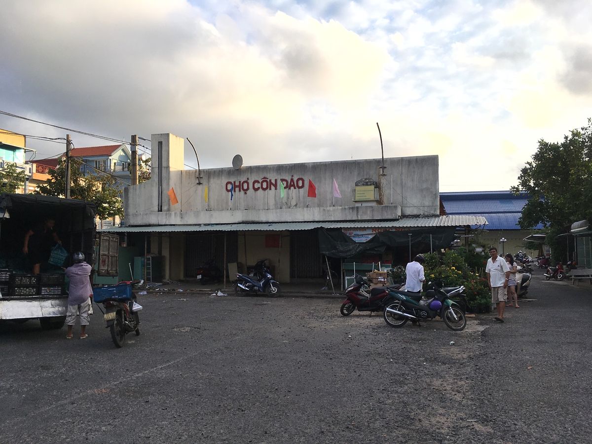 コンダオ。
Bãi Nhátビーチの夕陽。
古いコンダオ市場の建物とbun...