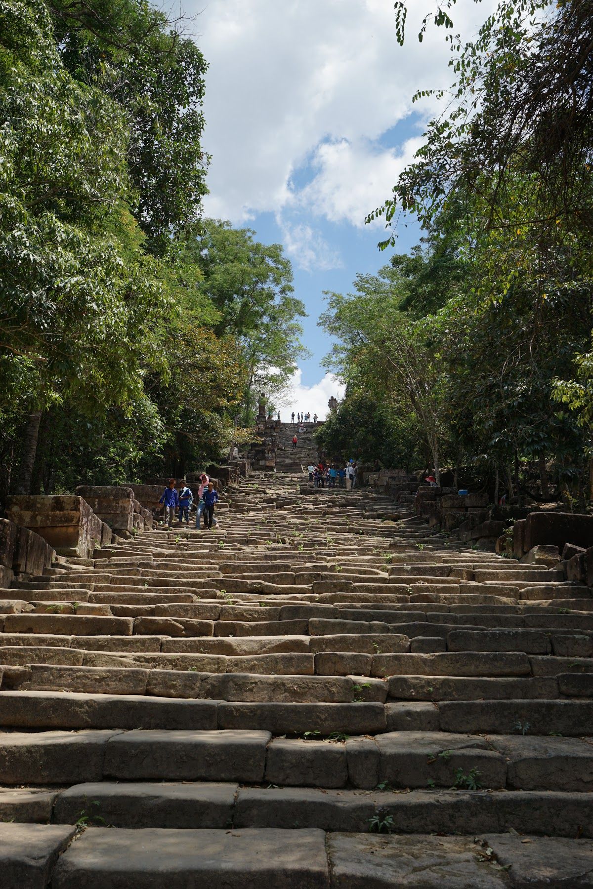 山を登っていくと遺跡が出てきます。遺跡はかなり破壊されています。タイとの紛...